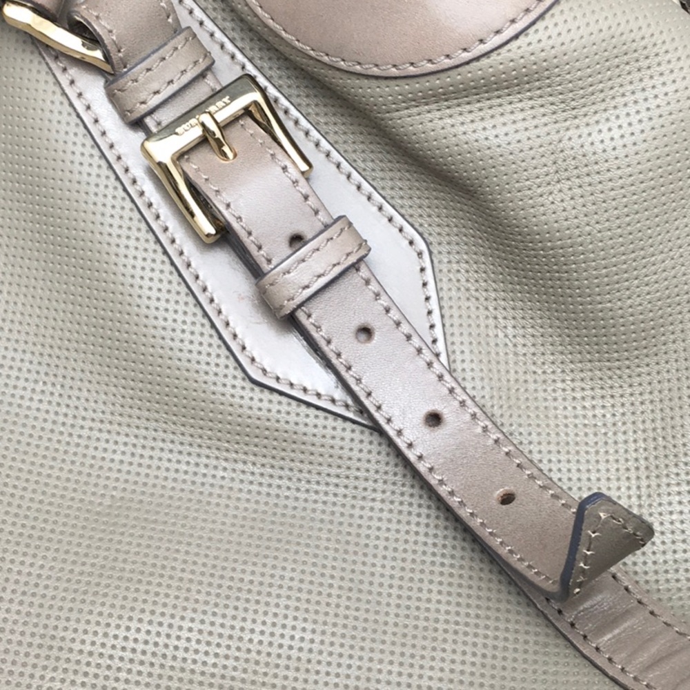 NWOT Gorgeous Burberry PurseTan Large for Travel - Picture 4 of 8
